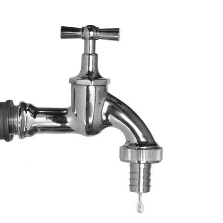 Nahaufnahme eines glänzenden, verchromten Wasserhahns mit seitlichem Anschlussgewinde.